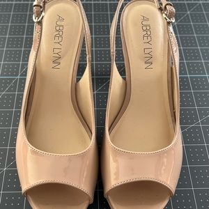 Tan medium heel dress shoe.